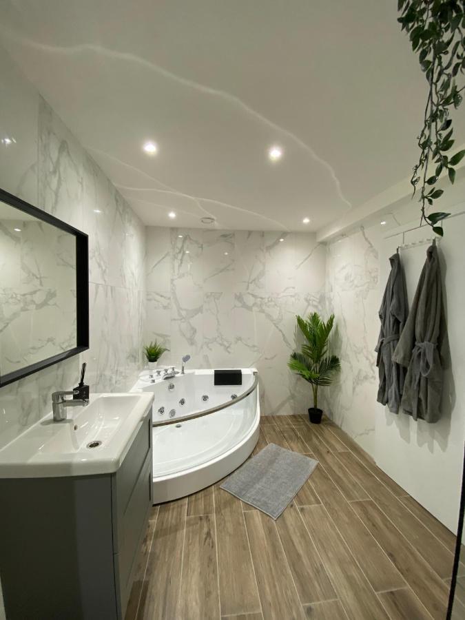 Capsule Groovy-Jacuzzi-Sauna-Billard-Netflix- Nintendo Switch & Jeux Монс Экстерьер фото