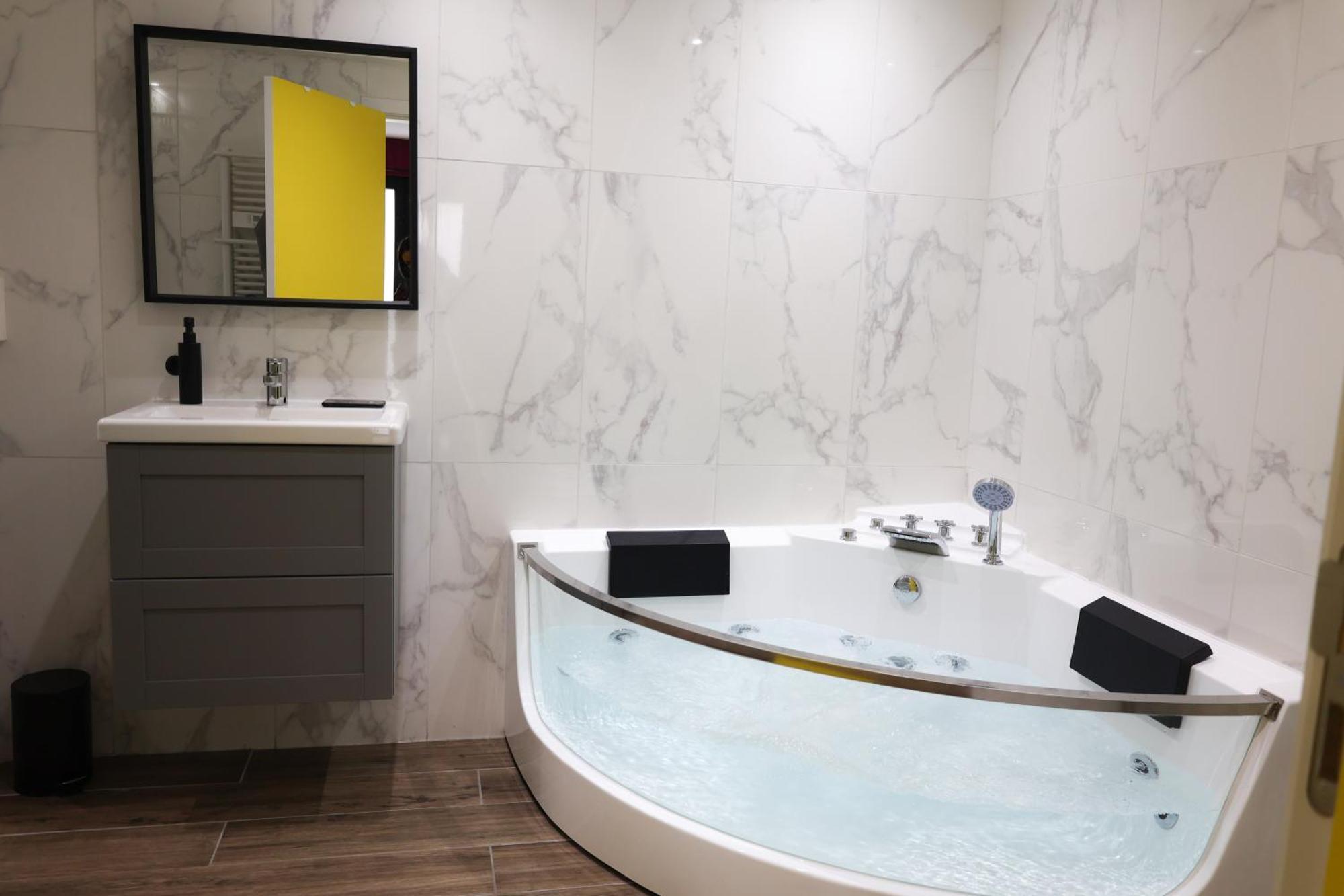 Capsule Groovy-Jacuzzi-Sauna-Billard-Netflix- Nintendo Switch & Jeux Монс Экстерьер фото